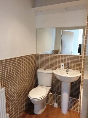 Apartment | Bathroom | Combined shower/bathtub, deep-soaking bathtub, hair dryer, towels - Early Knights at Huddersfield (Huddersfield)