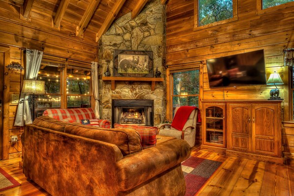 Smart TV, fireplace, books - Treetop 3br Cabin- Hot tub, Fireplace, Firepit, Grill, Fast Wi-Fi & Dog-Friendly (Blue Ridge)