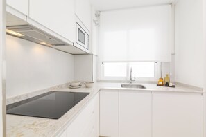 Fridge, microwave, dishwasher, coffee/tea maker