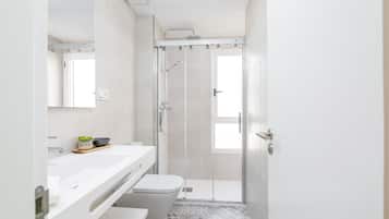 Douche, sèche-cheveux, serviettes fournies