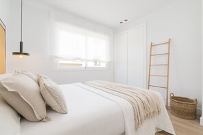 4 bedrooms, iron/ironing board, internet, bed sheets