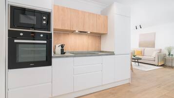 Een koelkast, een magnetron, een oven, een vaatwasser