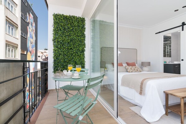 4 bedrooms, iron/ironing board, internet, bed sheets