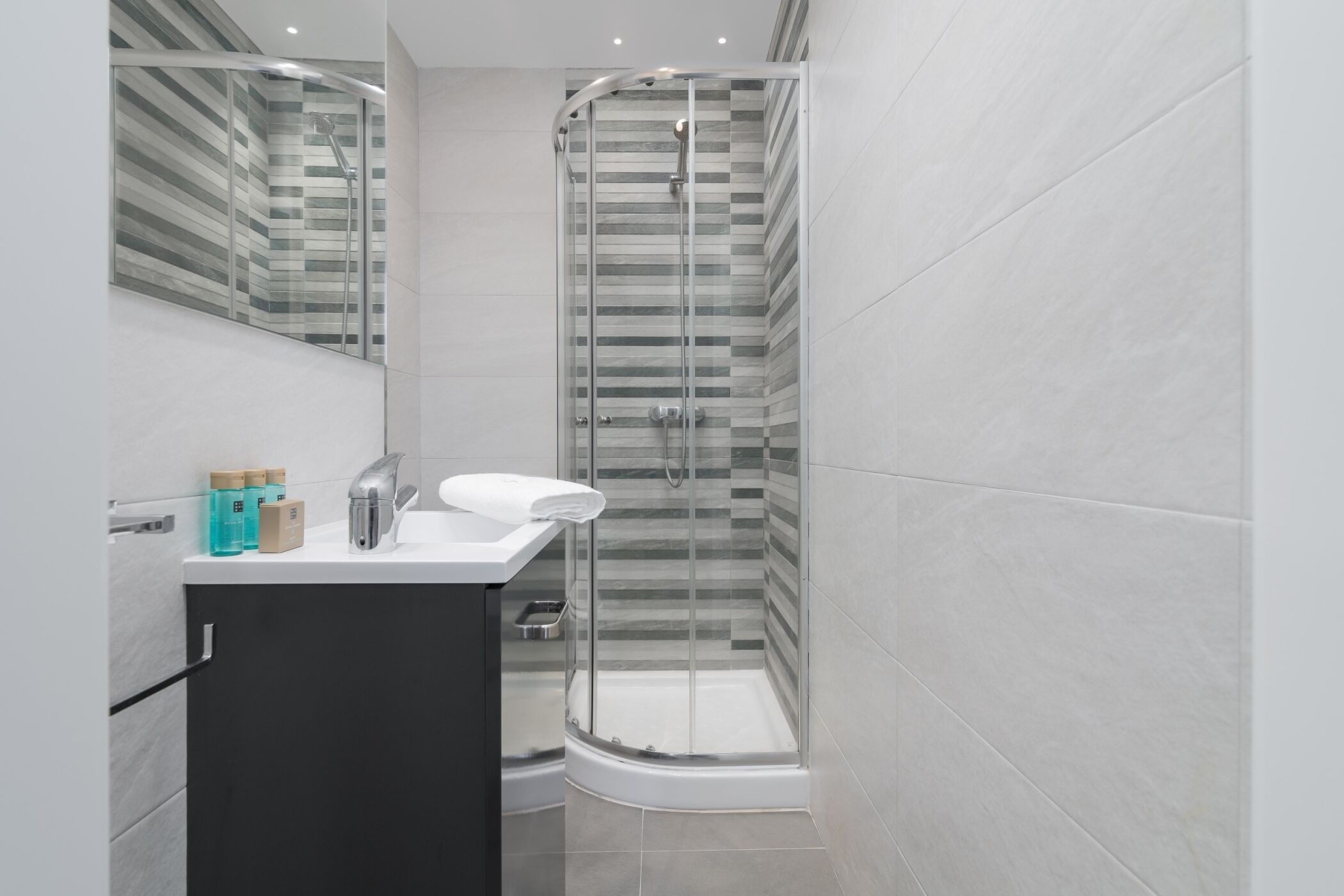 Een douche, een haardroger, handdoeken