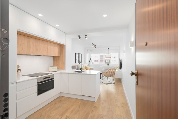 Fridge, oven, dishwasher, coffee/tea maker