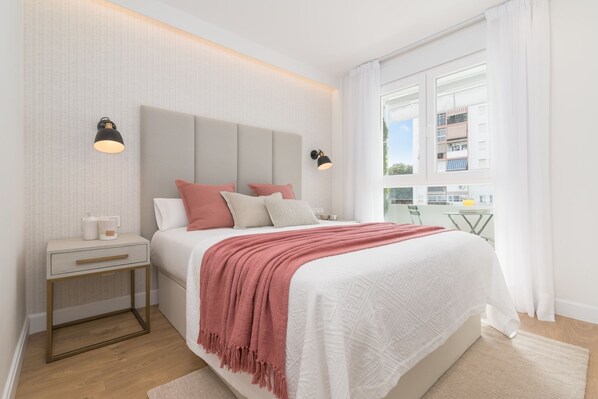 2 bedrooms, iron/ironing board, internet, bed sheets