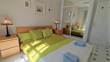 2 Schlafzimmer, BĂŒgeleisen/BĂŒgelbrett, WLAN, BettwĂ€sche