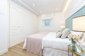 2 bedrooms, iron/ironing board, internet, bed sheets