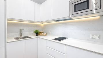 Een koelkast, een microgolfoven, een koffiezetapparaat/waterkoker