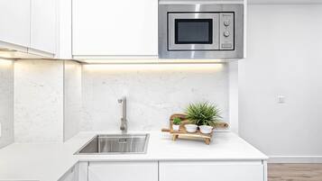 Een koelkast, een magnetron, een koffiezetapparaat/waterkoker