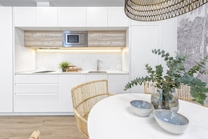 Kühlschrank, Mikrowelle, Wasserkocher mit Kaffee-/Teezubehör, Hochstuhl