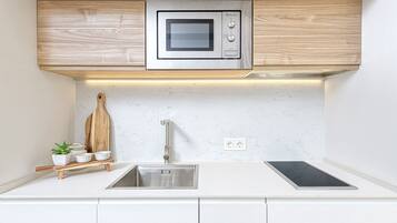 Refrigerador, microondas, cafetera/tetera, tostadora