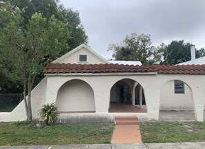 Exterior - PALMETTO BEACH 3/2 - Sleeps 11 CLOSE TO EVERYTHING - 2207A (Tampa)