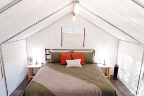 1 bedroom, bed sheets