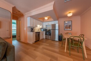 Fridge, microwave, oven, stovetop - 138 · ☀Pool✔ Kitchen✔ Beach✔ Self Checkin✔ Free Parking✔ (Clearwater)