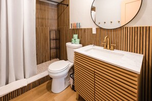 Dusche, Haartrockner, Handtücher