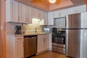 Geladeira, micro-ondas, fogão, cooktop