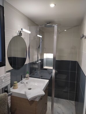 Een douche, een haardroger, handdoeken, zeep