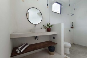 Căn hộ cơ bản, 2 giường cỡ queen | Phòng tắm | Buồng tắm vòi sen, khăn tắm, xà phòng, dầu gội 