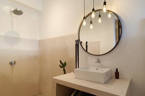 Basic-Loft, 2 Queen-Betten | Badezimmer | Dusche, Handtücher, Seife, Shampoo