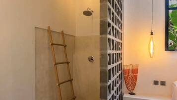 Basic Loft, 2 Queen Beds | 2 bedrooms, laptop workspace, iron/ironing board, WiFi