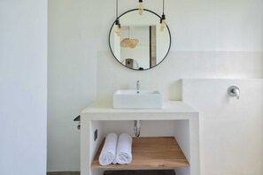 Basic-Loft, 2 Queen-Betten | Badezimmer | Dusche, Handtücher, Seife, Shampoo