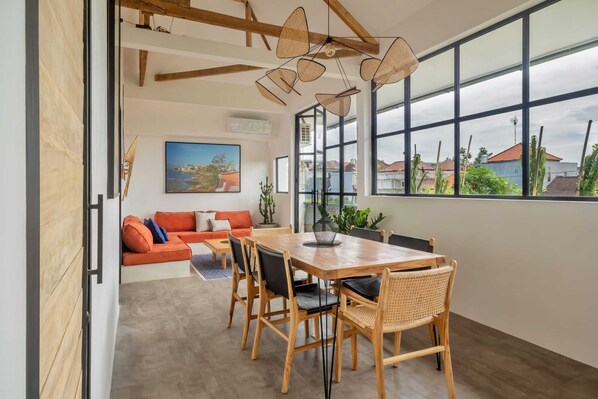 Basic Loft, 2 Queen Beds | Private kitchen