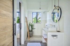 Basic Loft, 2 Queen Beds | Bathroom