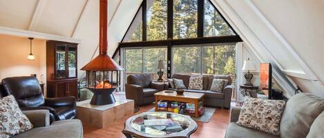 Hus, flere senger, balkong, fjellutsikt (Woodside Hideout) | Oppholdsområde | En 42-tommers Flatskjerm-TV med digitale kanaler samt peis