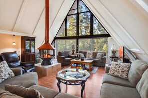 Living area - Woodside Hideout Hop Away From Activities (Homewood)