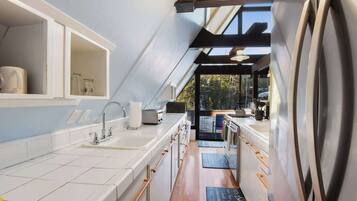 Rumah, Beberapa Tempat Tidur, balkon, pemandangan gunung (Woodside Hideout) | Dapur pribadi | Lemari es, microwave, oven, dan kompor