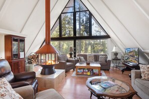 Living area - Woodside Hideout Hop Away From Activities (Homewood)