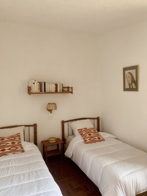 3 bedrooms, iron/ironing board, bed sheets