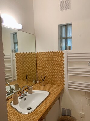 Baignoire, séchoir à cheveux, bidet, serviettes fournies