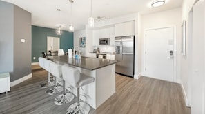 Condo Deluxe, 2 habitaciones | Cocina privada | Refrigerador, microondas, horno y parrilla de estufa 