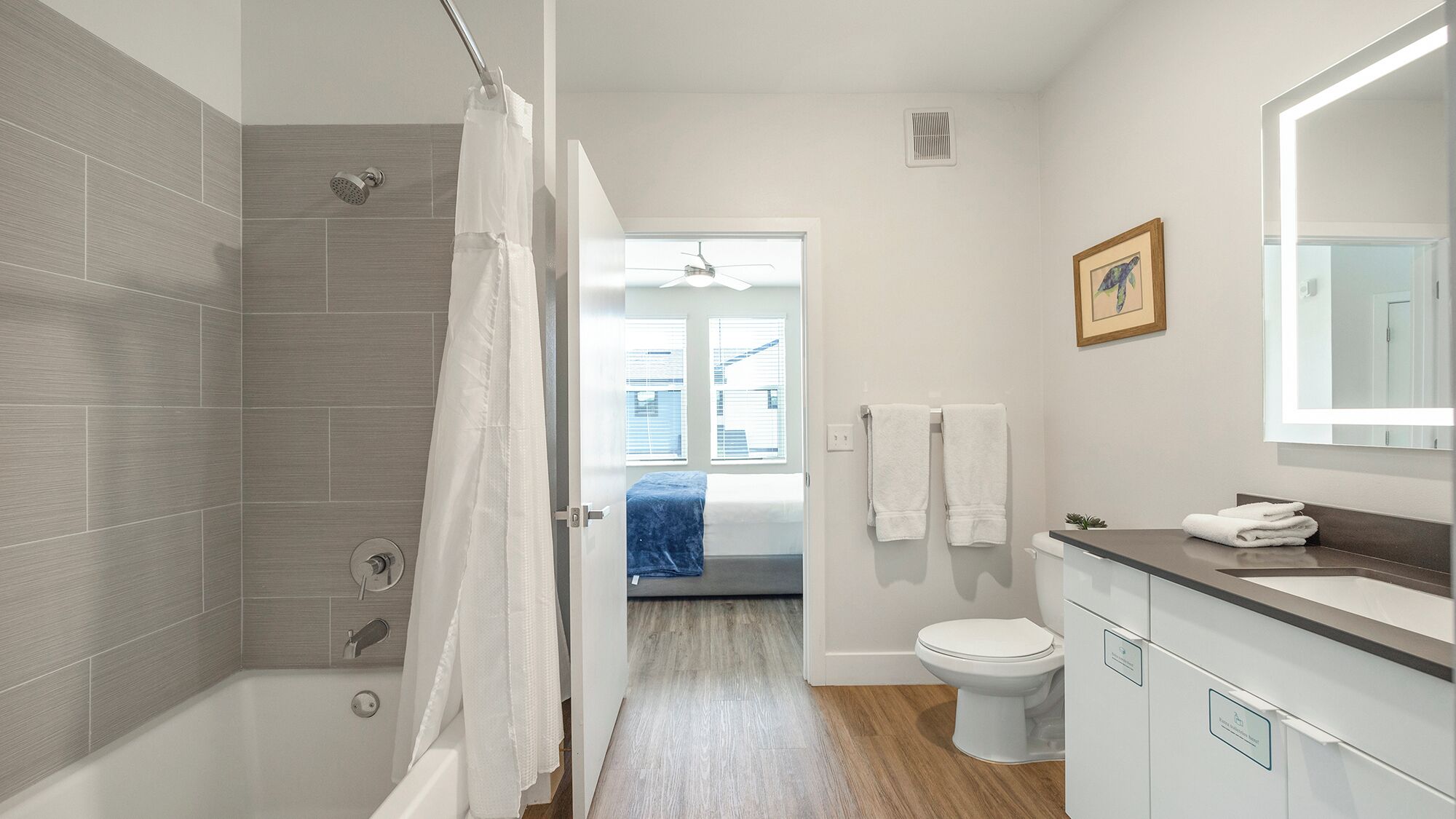 Ein modernes Badezimmer mit Dusche, Toilette und Waschbecken.