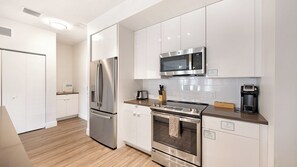 Deluxe Condo, 3 Bedrooms | Private kitchen | Full-size fridge, microwave, oven, stovetop