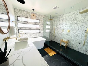 Ducha y bañera combinadas, secador de pelo, toallas y jabón