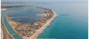 3mn walk from the beach, VILLA 5 bdrms in private residence between SEA and POND