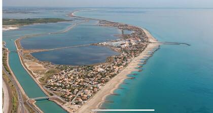 3mn walk from the beach, VILLA 5 bdrms in private residence between SEA and POND