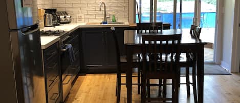 Frigorífico, microondas, horno y placa de cocina