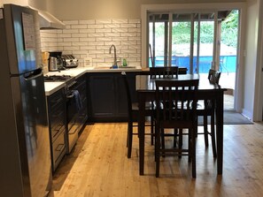 Fridge, microwave, oven, stovetop - Bunglow in the Bend - 5 min walk to the beach (Grand Bend)
