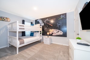 6 bedrooms, iron/ironing board, WiFi, bed sheets
