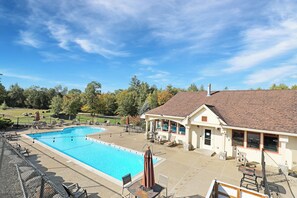 Outdoor pool, a heated pool - Beautiful resort condo with amazing snowy mtn views (Thornton)