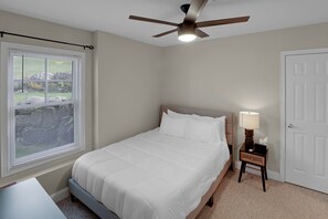 3 bedrooms, free WiFi, bed sheets - Beautiful resort condo with amazing snowy mtn views (Thornton)