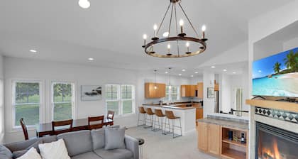 Beautiful resort condo with amazing snowy mtn views