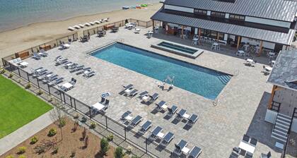 Beautiful resort condo with amazing snowy mtn views