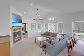 Smart TV, fireplace - Beautiful resort condo with amazing snowy mtn views (Thornton)