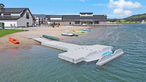A lakeside hotel with a dock, kayaks, and a sandy beach. - Beautiful resort condo with golf course views (Thornton)