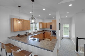 Jääkaappi, mikroaaltouuni, uuni, liesi